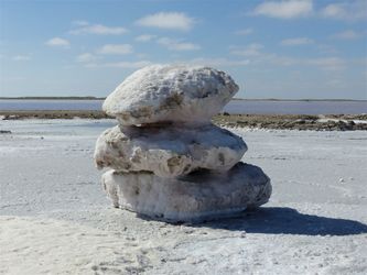 Bassinet får efterhånden en hård bund af saltsten, der gør det let at skrabe saltet af.