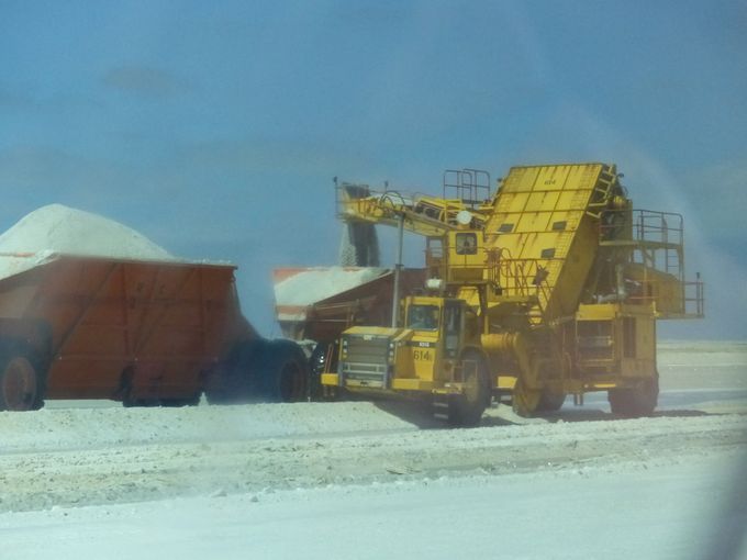 Læssemaskinen, der betjenes af to personer, i gang med at læsse en vogn med 40 tons salt. det varer 8 minutter.