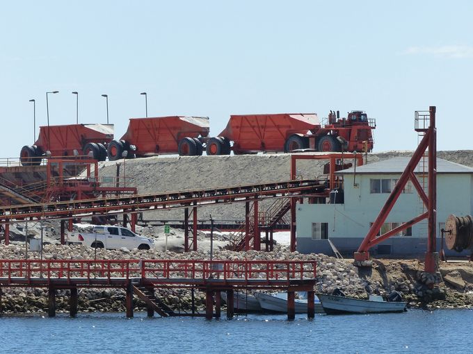 De tre vogne, der hver rummer 40 tons salt, har netop tømt saltet ud i havnens saltlager.