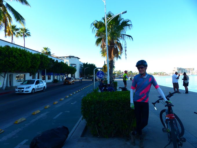 Promenaden i La Paz. Tom venter på, at vi kører i konvoj gennem byens hektiske trafik.