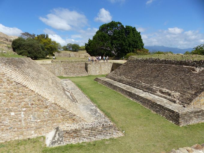 Boldbanen i Monte Albán. Man spillede med en læderkugle, men måtte ikke røre bolden med arme eller ben.